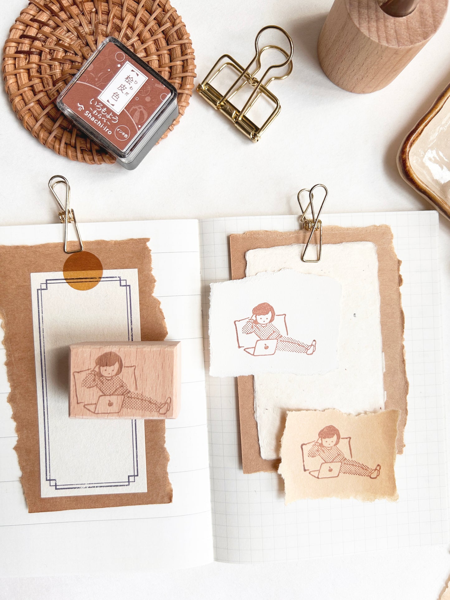 吳郁小姐玩電腦 | 印章