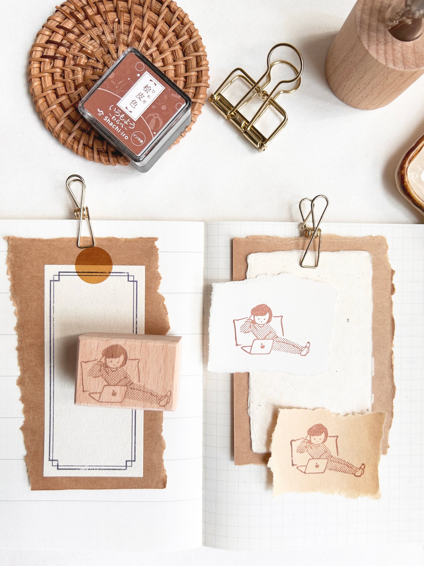 吳郁小姐玩電腦 | 印章