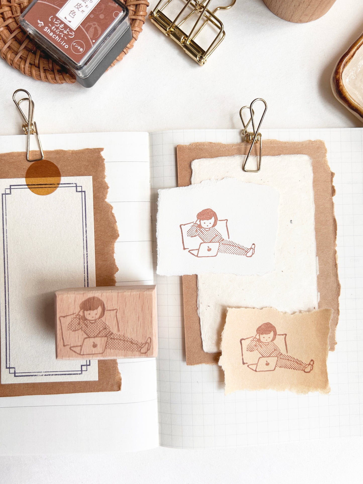 吳郁小姐玩電腦 | 印章