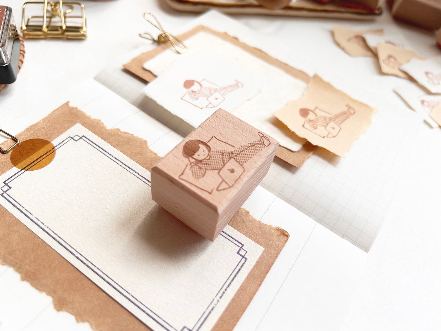 吳郁小姐玩電腦 | 印章