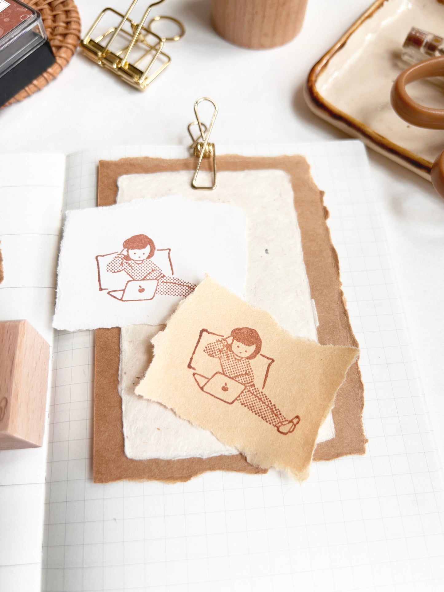 吳郁小姐玩電腦 | 印章