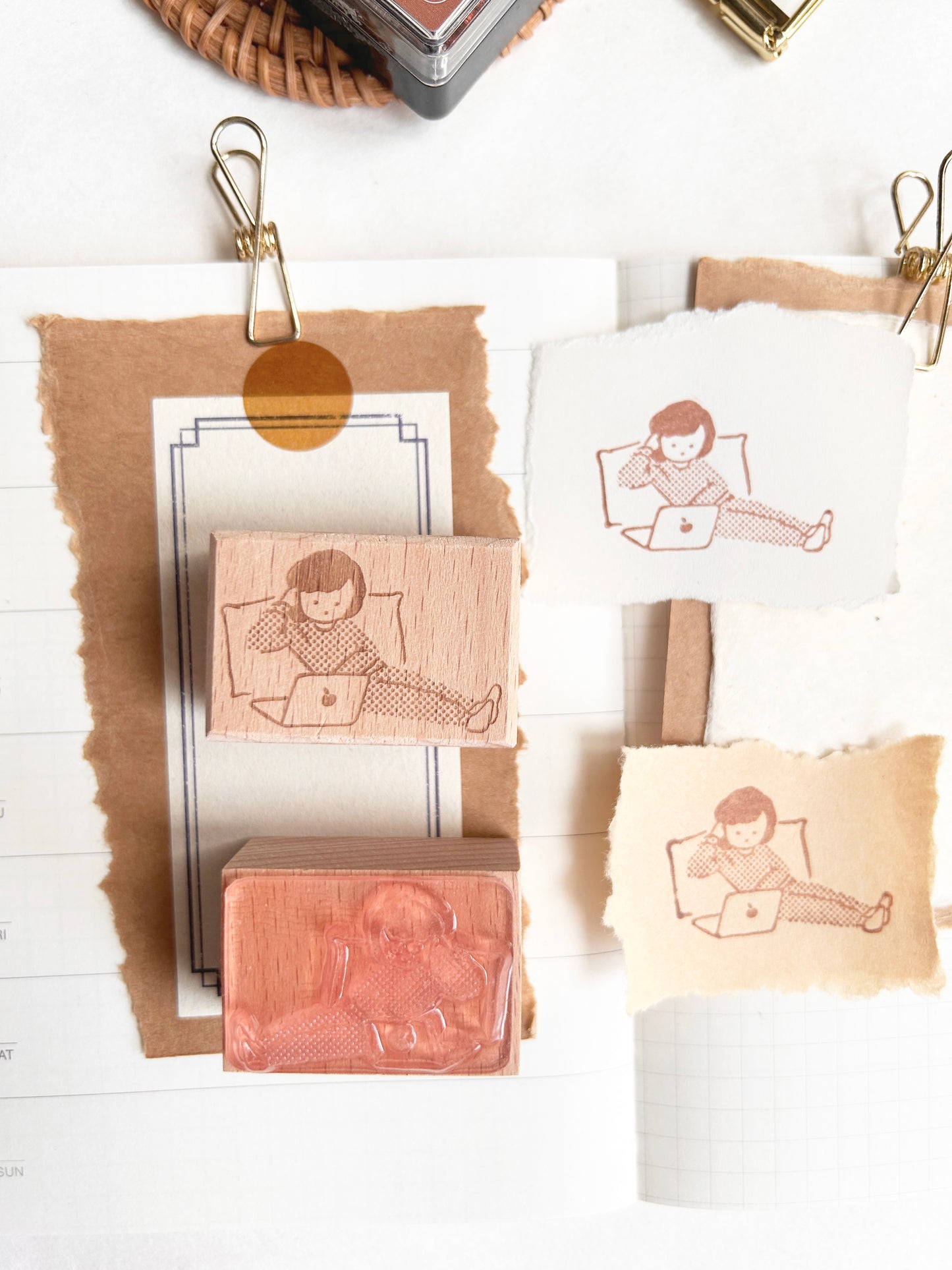 吳郁小姐玩電腦 | 印章